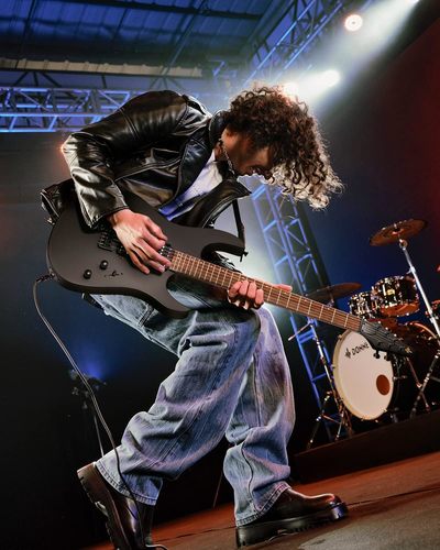 גיטרה חשמלית EC1399 DMT100 עם מוצרים נלווים Donner Solid Body Electric Guitar בצבע שחור מבית DONNER