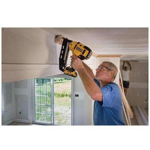 אקדח סיכות נטען DeWALT דגם DCN681B גוף בלבד