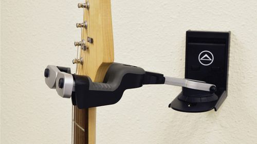 זוית נוספת Ultimate Support GS-10 PRO Guitar Hanger 