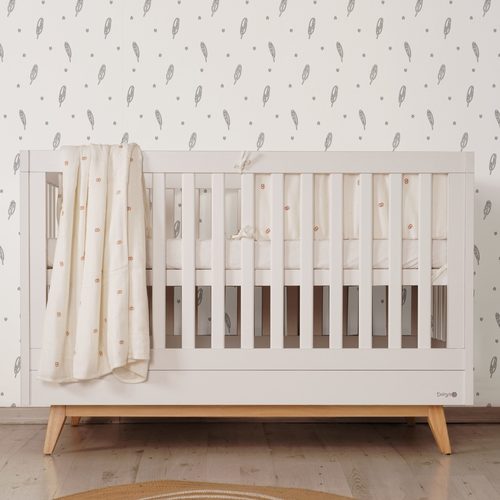 מיטת תינוק דייניז מייסון לבן/עץ – Dainy’s Maison™ Baby Bed White/Wood 130×70 cm
