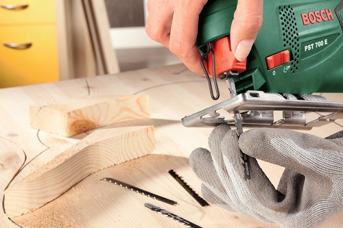 מסור אנכי קומפקטי BOSCH PST 700 E