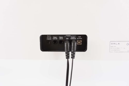 פסנתר חשמלי נייח עם 88 קלידים שקולים מנגנון פטישי CDP 1 DLS Satin white בצבע לבן מבית Orla