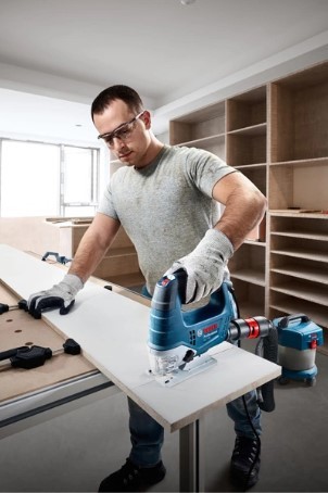 משור אנכי GST 750 במזוודה קשיחה BOSCH