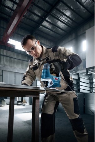 משור אנכי GST 750 במזוודה קשיחה BOSCH