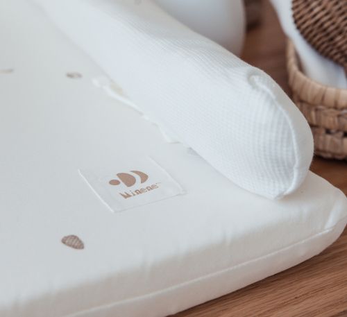 משטח החתלה לשידה עם כיסוי 100% כותנה ג'רזי מקולקציית BOHO בוהו - שמנת בלוטים ועלים