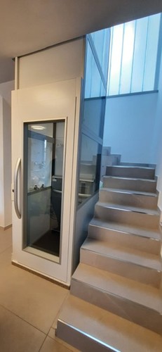 מעלית/מעלון אנכי 
