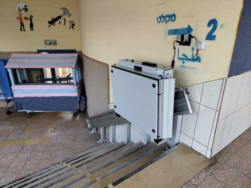 מעלון משטח אנכי