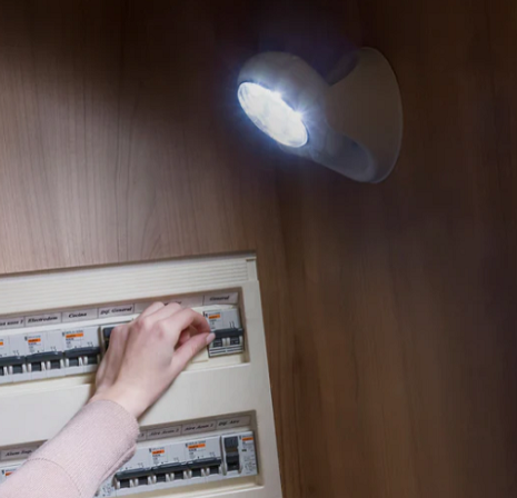 מנורת LED עם חיישן תנועה 