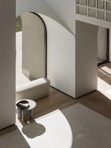 שולחן צד עגול Travertine Silver VOLOS