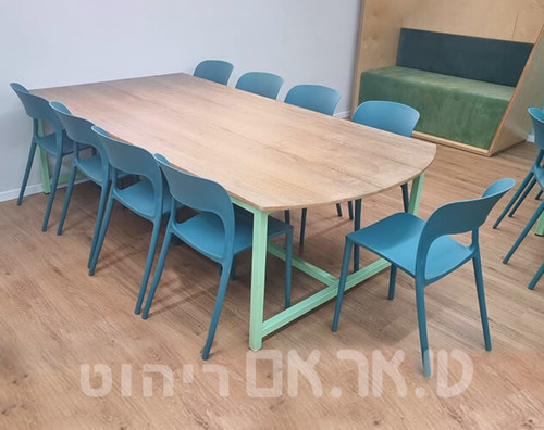 שולחן גדול