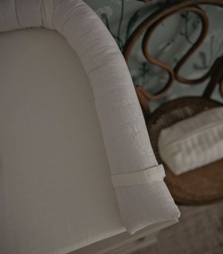 משטח החתלה עם מגן ראש לשידת החתלה מתערובת פשתן - גן בוטני