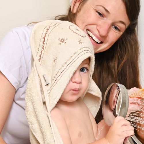 מגבת לתינוק עם כובע וקשירה לצוואר - ריקמה