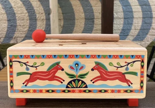 תקריב על תוף תהודה מעץ לילדים של ג'קו (Djeco) עם איורי ציפורים - כולל מקל הקשה פתוח למשחק