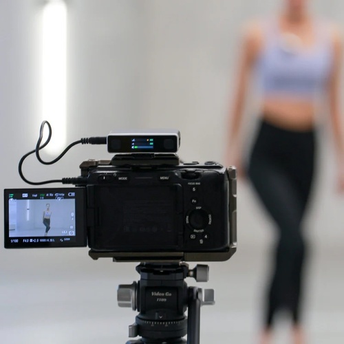 Ulanzi AM18 U-Mic מערכת מיקרופוני דש אלחוטית עם זוג משדרים למצלמות / מובייל