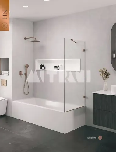 דופן זכוכית לאמבטיה מיטרני מסדרת HILTON HN עם צירים בעיצוב מותאם לאדריכלים.
