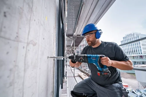 קידוח בקיר בטון עם פטישון בוש נטען 18V גוף בלבד דגם GBH 18V-28D C