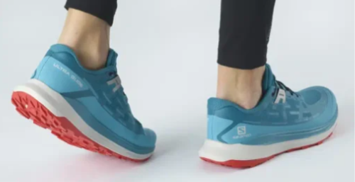 נעלי ULTRA GLIDE בצבע תכלת מבית המותג סלומון SALOMON