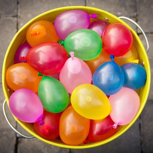 חבילה עם כ 120 בלוני מים ומתאם מילוי לברז