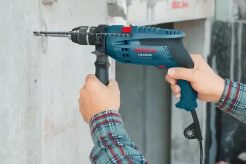 קידוח בקיר בטון באמצעות מקדחה חשמלית 700W רוטטת מקצועית דגם GSB 1600 Re בוש