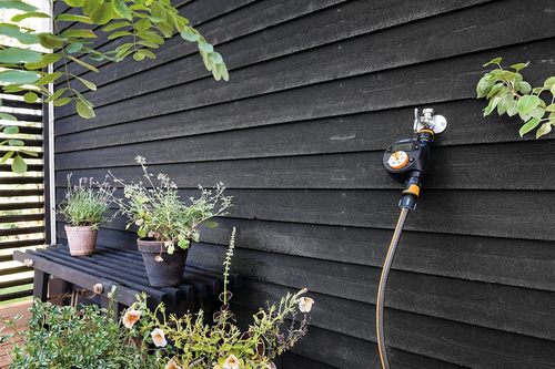מחשב השקיה Fiskars 1054791 עם יציאה אחת, לכל גדלי הברז הסטנדרטיים
