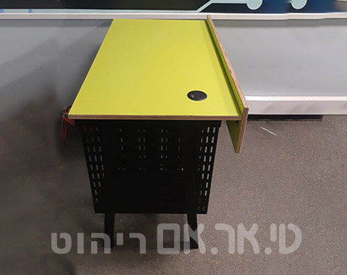 שולחן מחשב מבט מהצד