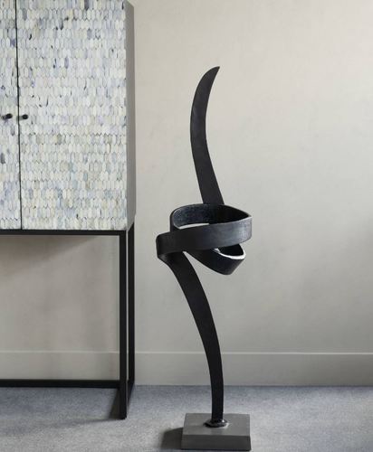  פסל רצפה אבסטרקט אלומיניום שחור Joshua Abstract Sculpture