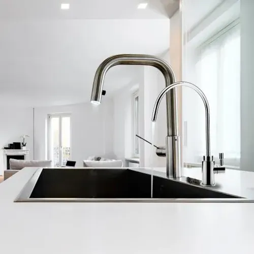 ברז מטבח InSinkErator מותקן מתחת לכיור, מספק מים קרים ומטוהרים, כולל אפשרות למערכת שומרת שבת.