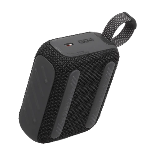 תצוגת תחתית של רמקול ה-JBL Go 4 בצבע שחור, המציגה את עיצוב הבסיס עם טקסטורה ומערכת תפסים.