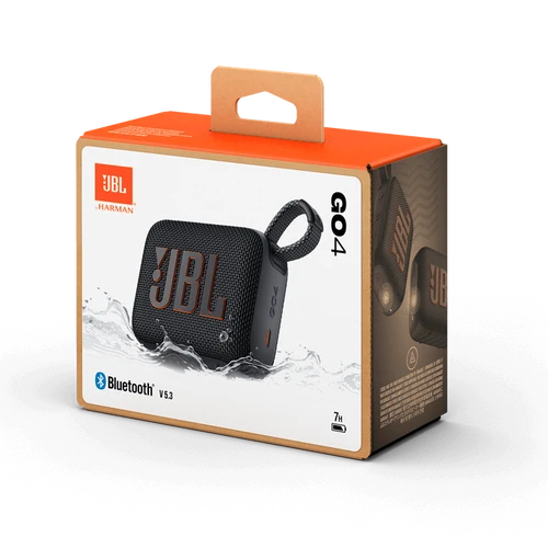 אריזת הרמקול הנייד JBL Go 4 בצבע שחור, מציגה את המוצר על רקע מים, עם הלוגו של JBL והטקסט 