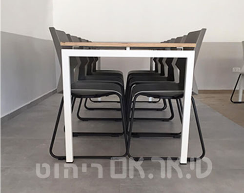 שולחן אוכל לקבוצה