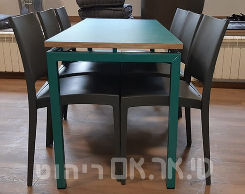 שולחן עם פלטה צפה