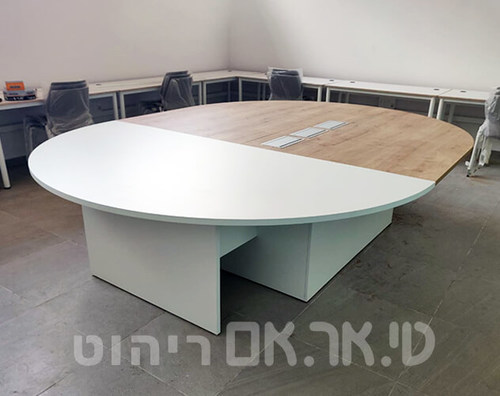 שולחן ישיבות ענק