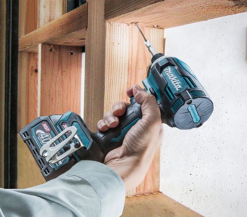 מברגת אימפקט נטענת עם 2 סוללות 4 אמפר ומטען - MAKITA TD001G 40V BL