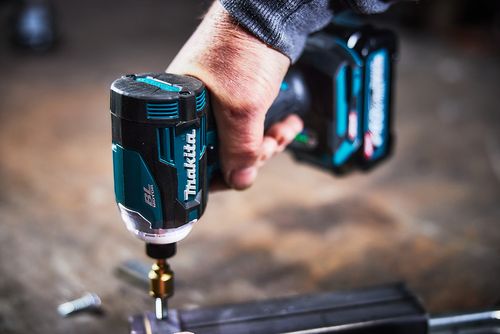 מברגת אימפקט נטענת עם 2 סוללות 4 אמפר ומטען - MAKITA TD001G 40V BL