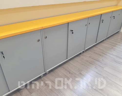 ארונית נמוכה לשמירת קלסרים