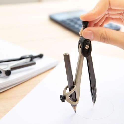 מחוגה עם עפרון בקופסת פלסטיק