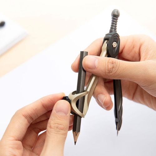 מחוגה עם עפרון בקופסת פלסטיק