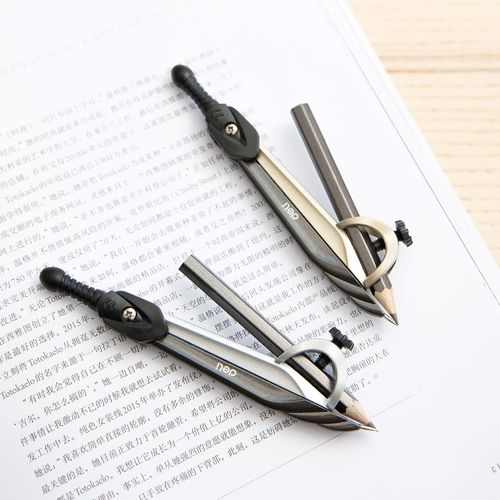 מחוגה עם עפרון בקופסת פלסטיק