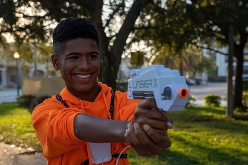 ערכת קרב לייזר טאג Laser X Ultra אולטרא לשני שחקנים עם שני רובי לייזר ושני אפודים 