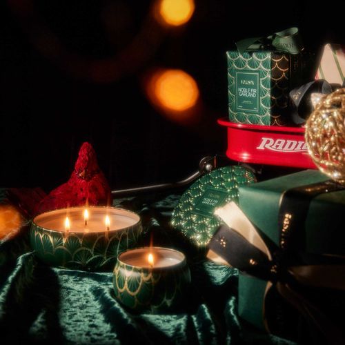 נר ריחני בקופסת פח עם 3 פתילים - Noble Fir Garland