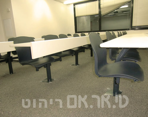 כיתה עם כסאות רחף