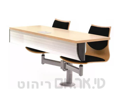 שולחן עם כסאות רחף