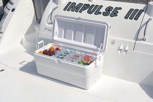 צידנית קשיחה גדולה מאד 95 ליטר שומרת קור 5 ימים  RUBBERMAID USA