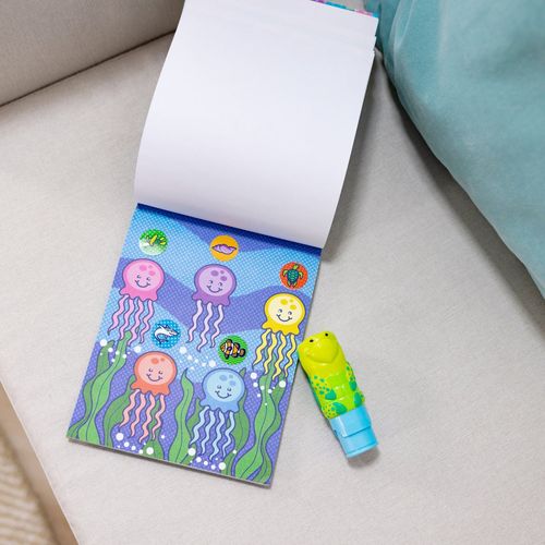 Sticker WOW! חוברת מדבקות 24 דפים עם מכשיר הדבקה אוטומטי ו 300 מדבקות - צב ים