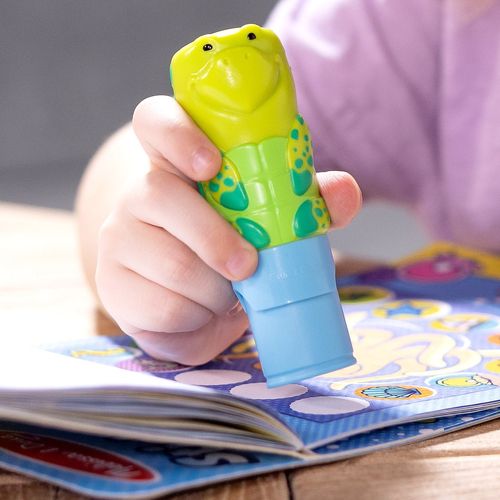 Sticker WOW! חוברת מדבקות 24 דפים עם מכשיר הדבקה אוטומטי ו 300 מדבקות - צב ים