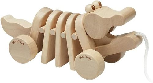 מבט מהצד על תנין נגרר מעץ של PlanToys (התנין המרקד) בצבע טבעי לעידוד הליכה