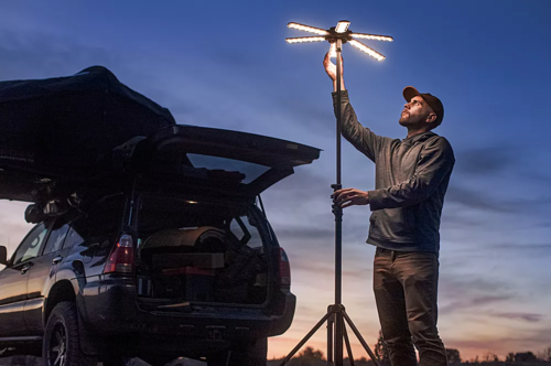 תאורה ניידת נטענת לקמפינג עם חצובה GOALZERO דגם SKYLIGHT 6000 - גוון תאורה 3250K
