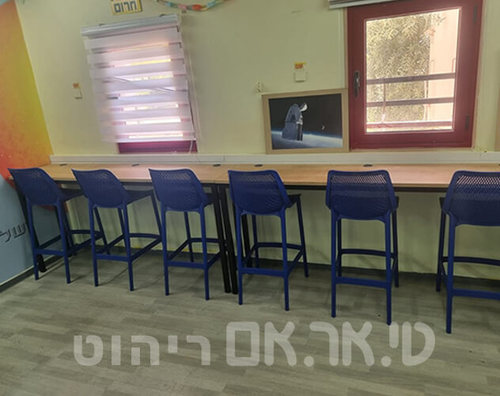 כסאות בר בחדר מורים ביס יובל יהוד