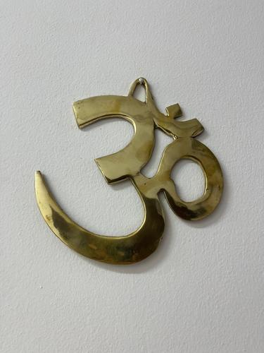 אום מנחושת OM