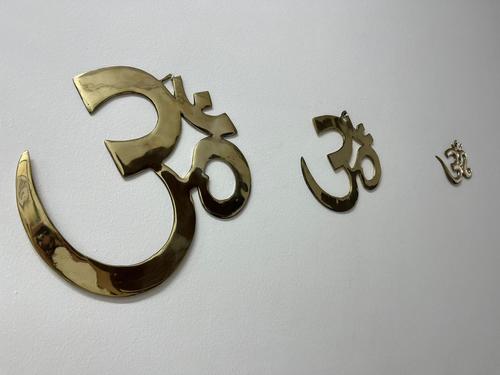 אום מנחושת OM